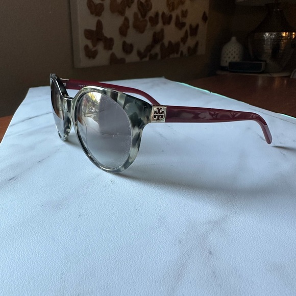 Authentic Tory Burch Sunnies (Great condition!) - Picture 4 of 15